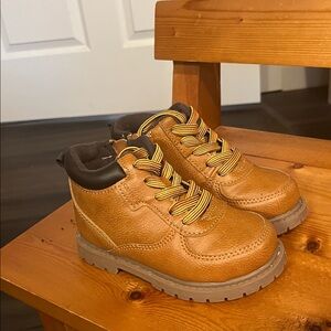 CARTER’S Brown Lace-Up “Tims”